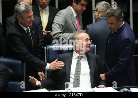 Brasilia, Brasilien. 11. Mai 2016. Brasilianische Senatspräsident Renan Calheiros, Center, ist bei den Beratungen über die Amtsenthebung von Präsidentin Dilma Rousseff 10. Mai 2016 in Brasilia, Brasilien von Senatoren Fernando Color und Aecio Neves beglückwünscht. Eine einfache Mehrheit der Senatoren Abstimmung ist alles, die was benötigt wird, um Rousseff, ersetzt ihr mit Vizepräsident Michel Temer auszusetzen. Bildnachweis: Planetpix/Alamy Live-Nachrichten Stockfoto