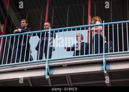 London, UK. 10. Mai 2016. West Ham-Joint-Vorsitzender David Gold und stellvertretende Vorsitzende Karren Brady auf dem Balkon des Westens oder Betway, Stand vor der letzten jemals zusammenpassen, um im Boleyn Ground gespielt werden. Stockfoto