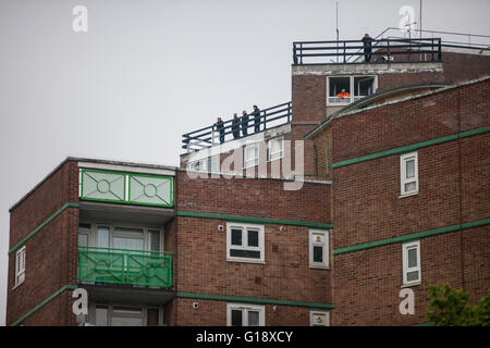 London, UK. 10. Mai 2016. Männer sehen das Spiel im Boleyn Ground von oben von einem nahe gelegenen Wohnblock. Stockfoto