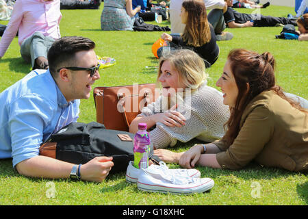 Glasgow, UK. 11. Mai 2016. Viele Büroangestellte nehmen Sie sich Zeit, während ihre Mittagspause, um sich zu entspannen und etwas Sonnenschein in den warmen Wetter im Frühling bei hohen Temperaturen auf dem George Square, Glasgow. Bild ist von Greig Kennedy aus wemyss Bay, Imogen Jones von Aberdeen und Mhairi Davidson von Lochgilphead Entspannung während Ihrer Mittagspause Credit: Findlay/Alamy leben Nachrichten Stockfoto