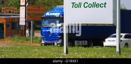 Ein Schild mit den Worten des Mautbetreibers System "Toll Collect" an der Hauptstraße 180 in Schneidlingen, Deutschland, 11. Mai 2016. Das Department of Transportation können an den erwarteten geplanten Ausbau der LKW-Maut mit dem früheren Betreiber "Toll Collect" arbeiten. Die Bundesregierung hat die Ausweitung der Maut auf allen wichtigen Straßen gebracht. Wie von der SPD/CDU-Koalition eine Maut-Erweiterung der 39.000 km lange vereinbart wird Netz von Bundesstraßen im Jahr 2018 abgeschlossen sein. Es wird erwartet, bis zu 2 Milliarden Euro pro Jahr bringen zusätzliche staatliche Einnahmen als die bisherigen Regelungen. Foto: JENS WOLF/dpa Stockfoto