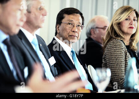 Wismar, Deutschland. 10. Mai 2016. Tan Sri Lim Kok Thay (3. L), Vorsitzender der Genting Hong Kong, nimmt an einer Unterzeichnungszeremonie in Wismar, Deutschland, am 10. Mai 2016. Schiffsbau-Vertrag im Wert von 3,5 Milliarden Euro (rund 3,9 Milliarden US-Dollar) zwischen Hong Kong ansässige Genting Hong Kong und Deutschland die Lloyd Werft Gruppe wurde hier Dienstag, unterzeichnet, die Aussicht auf eine Wiederbelebung der lokalen Industrie und tausend mehr Arbeitsplätze in der Deutschen Werft Geschäft mit sich bringt. © Zhang Fan/Xinhua/Alamy Live-Nachrichten Stockfoto