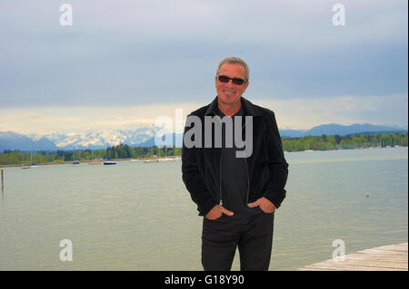 Seeshaupt, Deutschland. 10. Mai 2016. Dpa exklusiv - Tico Torres, Schlagzeuger von Bon Jovi, steht auf einem Steg nach einer Präsentation seiner "Rock Star Baby" Mode-Sammlung im Lupaco Concept Store in Seeshaupt, Deutschland, 10. Mai 2016. Foto: Ursula Düren/Dpa/Alamy Live News Stockfoto