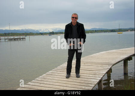 Seeshaupt, Deutschland. 10. Mai 2016. Dpa exklusiv - Tico Torres, Schlagzeuger von Bon Jovi, steht auf einem Steg nach einer Präsentation seiner "Rock Star Baby" Mode-Sammlung im Lupaco Concept Store in Seeshaupt, Deutschland, 10. Mai 2016. Foto: Ursula Düren/Dpa/Alamy Live News Stockfoto