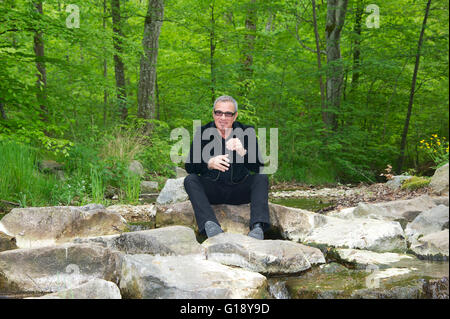 Seeshaupt, Deutschland. 10. Mai 2016. Dpa exklusiv - Tico Torres, Schlagzeuger von Bon Jovi, befindet sich zwischen Felsen nach einer Präsentation seiner "Rock Star Baby" Mode-Sammlung im Lupaco Concept Store in Seeshaupt, Deutschland, 10. Mai 2016. Foto: Ursula Düren/Dpa/Alamy Live News Stockfoto