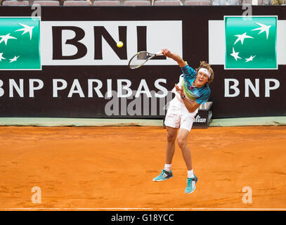 Rom, Italien. 11. Mai 2016. Alexander Zverev wieder den Ball, Roger Federer, Foro Italico, Roma, Italien, 05.11.16 Credit: Stephen Bisgrove/Alamy Live News Stockfoto