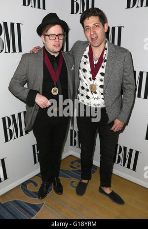 10. Mai 2016 - Beverly Hills, CA, USA - 10. Mai 2016 - Beverly Hills, Kalifornien - Patrick Stump, Joe Trohman, Fall Out Boy. 64. jährliche BMI Pop Awards statt im Beverly Wilshire Four Seasons Hotel. Bildnachweis: Sammi/AdMedia (Kredit-Bild: © Sammi/AdMedia über ZUMA Draht) Stockfoto