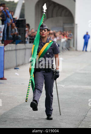 SAO PAULO, Brasilien - 11.05.2016: Graduierung 2811 Soldaten der SP PM - Polizei Parade mit der Flagge von Brasilien während dem Studium 2.811 Soldaten PM SP im Anhembi Sambadrome statt. (Foto: Ricardo Moreira / FotoArena) Stockfoto