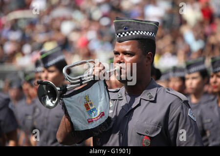 SAO PAULO, Brasilien - 11.05.2016: Graduierung 2811 Soldaten der SP PM - Polizei mit dem Kornett, die Truppen während dem Studium 2.811 Soldaten befiehlt PM SP im Anhembi Sambadrome statt. (Foto: Ricardo Moreira / FotoArena) Stockfoto