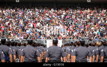 SAO PAULO, Brasilien - 11.05.2016: Graduierung 2811 Soldaten der PM SP - Familie zu sehen von der Tribüne aus die Zeremonie der Graduierung von 2.811 Soldaten PM SP im Anhembi Sambadrome statt. (Foto: Ricardo Moreira / FotoArena) Stockfoto