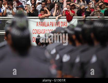 SAO PAULO, Brasilien - 11.05.2016: Graduierung 2811 Soldaten der PM SP - Selbsthilfegruppe von Familien während dem Studium 2.811 Soldaten PM SP im Anhembi Sambadrome statt. (Foto: Ricardo Moreira / FotoArena) Stockfoto