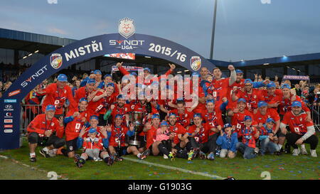 Pilsen, Tschechische Republik. 11. Mai 2016. Tschechische Fußballmannschaft Victoria Plzen feiern die tschechischen Fußball-Liga in Plzen, Tschechische Republik, 11. Mai 2016 zu gewinnen. Plzen gewann die Liga zum vierten Mal in den letzten sechs Spielzeiten. © Pavel Nemecek/CTK Foto/Alamy Live-Nachrichten Stockfoto