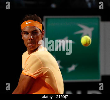Rom, Italien. 11. Mai 2016. Rafael Nadal aus Spanien kehrt den Ball im zweiten Vorrundenspiel der Italian Open Tennisturnier BNL2016 gegen Philipp Kohlschreiber Deutschlands auf dem Foro Italico in Rom, Italien, 11. Mai 2016 Credit: Agnfoto/Alamy Live-Nachrichten Stockfoto