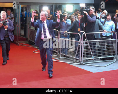 London, UK. 11. Mai 2016. Die UKIP MP, Nigel Farage spielt die Menge vor der Premiere von Austritt, den Film in London Credit: Jay Shaw-Baker/Alamy Live News Stockfoto