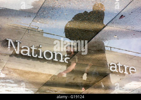 National Theatre London logo Zeichen in einer Pfütze wider. London, Großbritannien Stockfoto