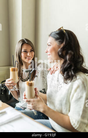 Zwei schöne Mädchen, trinken Kaffee und lächelnd in ihre Lieblings-bar Stockfoto