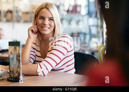 Schöne Frauen im Café sprechen und Klatsch Stockfoto