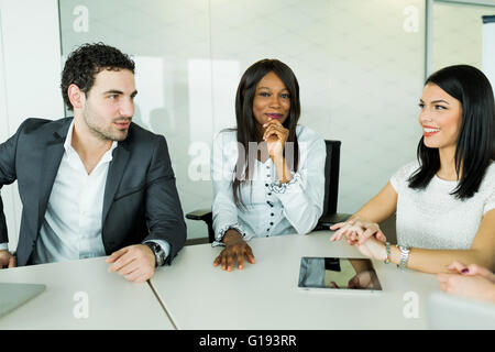 Geschäfte zu reden, während Sie an einem Tisch sitzen und diskutieren Ergebnisse Stockfoto