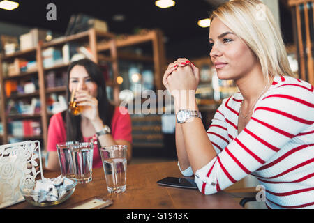 Schöne Frau ruht im Café Klatsch und Gespräche mit Freunden Stockfoto