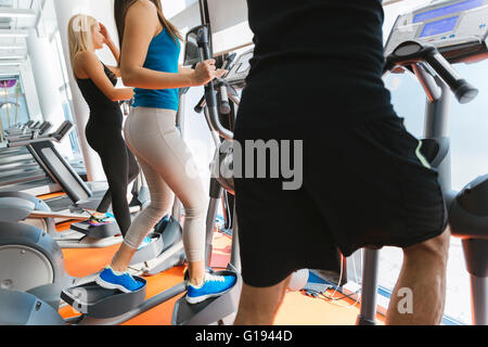 Menschen in Fitness-Studio trainieren, Körper in Form zu halten Stockfoto