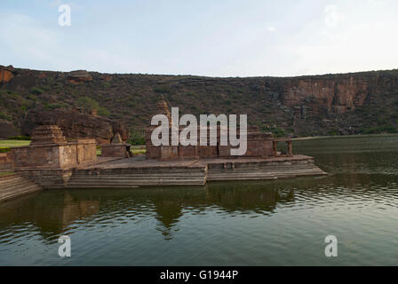 Blick auf Tempel 1, Bootnatha oder Bhutanatha-Tempel-Komplex und Agastya See, Badami, Karnataka, Indien Stockfoto