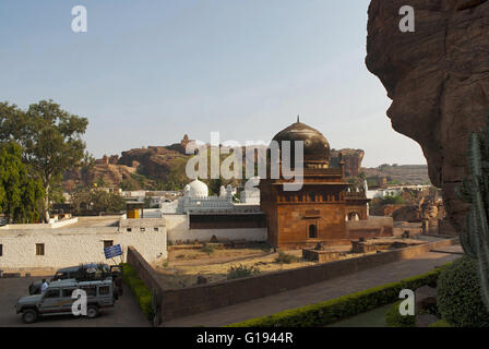 Blick auf eine Moschee in der Nähe der Höhlen, Badami, Karanataka, Indien. Badami Fort ist in der Ferne sehen. Stockfoto