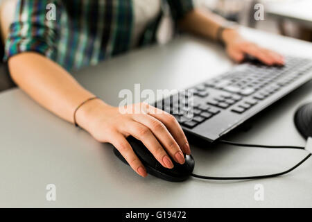 Nahaufnahme einer Frau mit einer Computer-Tastatur und eine Maus Stockfoto