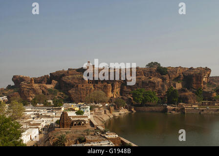 Blick auf Agastya See und Badami Fort (Norden) aus Höhle 3, Badami, Karnataka, Indien Stockfoto