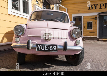 Porvoo, Finnland - 7. Mai 2016: Alte rosa Fiat 600-Stadtauto des italienischen Herstellers Fiat von 1955 bis 1969 produziert, Nahaufnahme Stockfoto