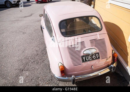 Porvoo, Finnland - 7. Mai 2016: Alte rosa Fiat 600-Stadtauto des italienischen Herstellers Fiat von 1955 bis 1969 produziert, Nahaufnahme Stockfoto