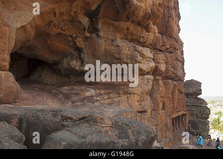 Gesamtansicht, Badami Höhlen, Karnataka, Indien. Unvollendete Höhle auf der linken und Touristen in der Höhle 2 unten eingeben. Stockfoto