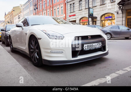 Sankt-Petersburg, Russland-13. April 2016: Weiß Nissan GT-R Premium R35 ist auf einer Straße in der Stadt geparkt. Nahaufnahme Foto Stockfoto