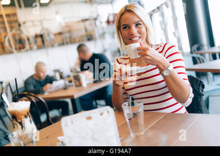 Schöne Frau genießen Sie Getränke im schönen café Stockfoto