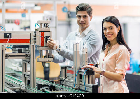 Zwei junge Studenten, die an ein wissenschaftliches Projekt zusammen im Labor arbeiten Stockfoto