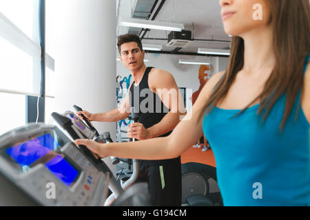 Menschen in Fitness-Studio trainieren, Körper in Form zu halten Stockfoto