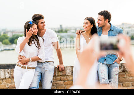 Junge und schöne Paare fotografieren mit smartphone Stockfoto