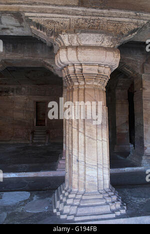 Höhle 3: Säulen. Badami Höhlen, Karnataka, Indien. Stockfoto