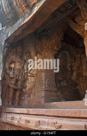 Höhle 3: Blick von der Veranda, außerhalb. Badami Höhlen, Karnataka, Indien. Figuren von links nach rechts - Harihara, gesehen und teilweise Stockfoto