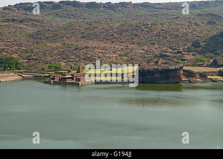 Blick auf Tempel 1, Bootnatha oder Bhutanatha-Tempel-Komplex und Agastya See, Badami, Karnataka, Indien Stockfoto