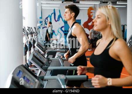 Menschen laufen auf Laufbänder im Fitness-Studio, Körper in Form zu halten Stockfoto