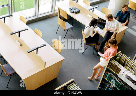 Gruppe von Studenten studieren in einer Bibliothek und die Aufklärung selbst Stockfoto