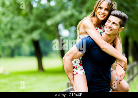 Glückliches Paar in Liebe Spaß im Freien und lächelnd Stockfoto