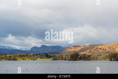 Blick auf die Langdale Pikes von Windermere Lake am Ufer in der Nähe von Ambleside in den Lake District National Park Cumbria Stockfoto