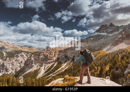 Wanderer mit Rucksack stehend auf Berg Stockfoto