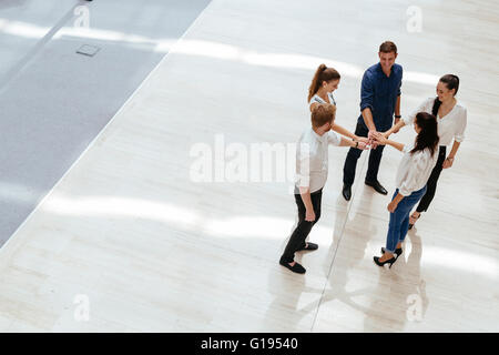 Geschäftliche Zusammenarbeit. Menschen mit verbundenen Händen. Union. Ansicht von oben Stockfoto