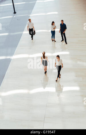 Junge Geschäftsleute vor Beginn der Arbeiten in ihrem Büro Stockfoto