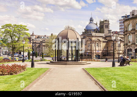 Der Festival-Pavillon in Crescent Gardens mit seinen Statuen von Amor und Psyche, geformt in 1861 des italienischen Künstlers Giovanni Mar Stockfoto