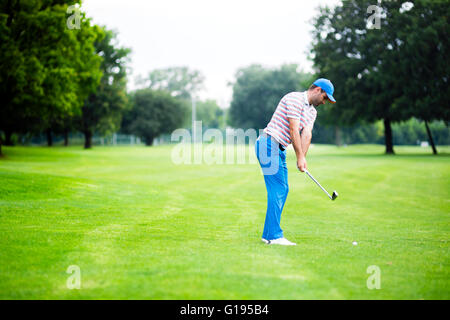 Golfer üben und Konzentration vor und nach dem Schuss an einem schönen sonnigen Tag Stockfoto