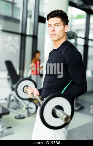 Hübscher Jüngling Training in einem Fitnesscenter Stockfoto