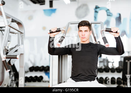 Porträt eines schönen Jünglings training in einem Fitnessstudio und mit Blick auf die Kamera Stockfoto